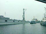 Баржа Giant-4, освобожденная от подводной лодки "Курск", полностью выведена из плавучего дока Росляковского судоремонтного завода