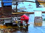Фрагмент легкого корпуса поднят на платформу "Регалия", сообщает НТВ. В настоящее время водолазы работают в межкорпусном пространстве над устранением арматуры