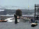 К 16:45 по московскому времени подлодка "Курск" поднялась из воды на 8,5 м - на уровень ватерлинии