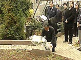 Кроме переговоров в Москве японский министр иностранных дел Иохей Коно побывал сегодня на Донском кладбище. Там он посетил могилы своих соотечественников
