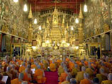 Свыше 300 тысяч буддийских монахов и последователей этой религии собрались в минувший вторник вечером в тысячах храмов и пагод в Таиланде, чтобы провести молебны во имя мира