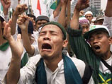 Активисты Фронта защитников ислама перед зданием парламента Индонезии