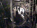 Телекомпания НТВ показала уникальные кадры съемок, произведенных внутри подлодки "Курск". Военный оператор снял четвертый и седьмой отсеки погибшего атомохода