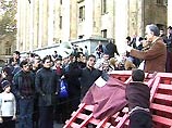 Эдуард Шеварднадзе происходящее в Грузии назвал "политическим заговором"