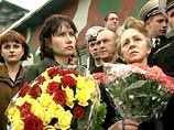Проводить моряка-подводника в последний путь пришли сотни людей Проводить моряка-подводника в последний путь пришли сотни людей