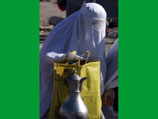 Женщина из кишлака Ходжа-Бахауддин с сумкой, полученной из американской гуманитарной помощи