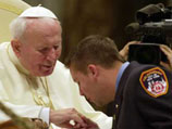 Папа Римский Иоанн Павел II благословил нью-йоркских пожарных