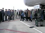 Омар Ханапиев, ухватившись за трос зубами, сдвинул с места самолет ТУ-134 и протащил его на семь метров Омар Ханапиев, ухватившись за трос зубами, сдвинул с места самолет ТУ-134 и протащил его на семь метров