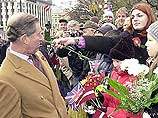 В начале ноября в Риге у памятника Свободы, где сотни людей собрались на встречу с принцем Чарльзом, Лебедева, протиснувшись сквозь толпу, ударила принца по лицу красной гвоздикой