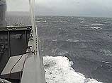 В районе затопления субмарины окончательно испортилась погода - дует штормовой ветер, на море волнение до 5 баллов
