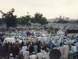 Нигерийские мусульмане на молитве