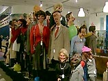 В Лондонском выставочном комплексе "Олимпия" сегодня глаза разбегаются от скопления мировых звезд: Фрэнк Синатра, Джоанна Коллинз, Тина Тернер и Фреди Меркьюри