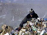 Минувшей ночью на городской свалке в Бишкеке восьмиметровый слой мусора обрушился в яму, где сбором лома цветных металлов занималась группа людей