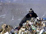 Минувшей ночью на городской свалке в Бишкеке восьмиметровый слой мусора обрушился в яму, где сбором лома цветных металлов занималась группа людей Минувшей ночью на городской свалке в Бишкеке восьмиметровый слой мусора обрушился в яму, где сбором лома цветных металлов занималась группа людей