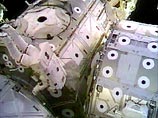 Их действия контролирует и подстраховывает командир третьей постоянной экспедиции МКС, астронавт США Фрэнк Калбертсон Их действия контролирует и подстраховывает командир третьей постоянной экспедиции МКС, астронавт США Фрэнк Калбертсон