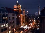 В Берлине состоялось многотысячное шествие в память о "Хрустальной ночи" 38-го года, когда сторонники Гитлера впервые по всей Германии устроили еврейские погромы