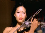 Самой "раскрученной" скрипачке планеты Ванессе Мэй всего 22 года, а ее концерты уже транслировались в 100 странах мира, и диски разошлись тиражом более 6 млн. экземпляров