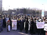 Сегодня утром более тысячи учителей-забастовщиков собралось на центральной площади города Уссурийска. Как сообщает НТВ со ссылкой на агентство "Интерфакс", к протестующим учителям "примкнули домохозяйки города"