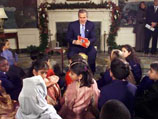 Прежде чем позвать детей в отдельную комнату на пирожные, Буш собрал их вокруг себя и прочел короткое стихотворение