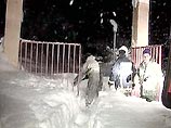 На севере Греции в результате обильных снегопадов под заносом оказался пассажирский поезд На севере Греции в результате обильных снегопадов под заносом оказался пассажирский поезд
