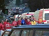 Поезд загорелся сегодня в австрийских Альпах, на юго-западе города Зальцбурга. Как сообщает агентство Reuters, около 140 его пассажиров оказались блокированными, поскольку пожар начался в тоннеле