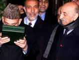 Глава временного афганского правительства Хамид Карзай получил в подарок от бывшего короля Афганистана Захир Шаха (на снимке справа) его личный экземпляр Корана