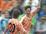 Многие сравнивают гол Шевченко с известным голом бывшего игрока "Милана" голландца Марко Ван Бастена во время финального матча ЧЕ-1988 в Германии