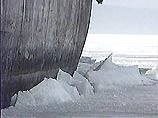 Теплоход "Пионер России" вмерз в лед в заливе Сахалинский