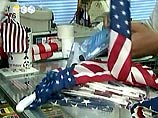 Витрины магазинов украшены подарками с миниатюрным изображением звездно-полосатого флага