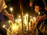 Католики зажигают свечи в базилике Рождества в Вифлееме
