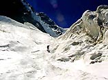 Пятеро альпинисток разных религиозных убеждений, в том числе мусульманка, решили посвятить восхождение на высочайшую вершину Европы - гору Эльбрус - молитве о мире