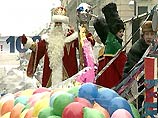 Дед Мороз и Снегурочка передвигаются по городу на корабле в форме тройки