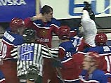 Хоккейный матч между молодежными сборными России и Швейцарии закончился массовым побоищем