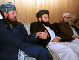 Лидер объединения богословов теологической суннитской школы "Джамиат уль-улама-и Пакистан" Шах Ахмед Нурани (на снимке - в центре) заявил о создании блока пакистанских религиозных партий