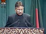 Пакистанский лидер Первез Мушарраф после своей речи неожиданно подошел с индийскому премьеру и протянул ему руку