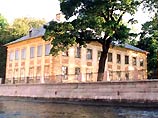 Вандалы разрушили декоративную решетку вокруг Музея-домика Петра I в Летнем саду Вандалы разрушили декоративную решетку вокруг Музея-домика Петра I в Летнем саду