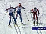 В женской гонке на 15 километров с "массовым" стартом места на пьедестале почета были разыграны на финишной прямой между тремя лыжницами