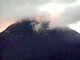 Из кратера валит густой дым. Тучи пепла видны за десятки километров