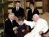 Премьер-министр Польши Лешек Миллер с семьей во время частной аудиенции у Папы Римского Иоанна Павла II