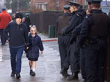Под усиленной охраной пошли в пятницу на занятия ученицы католической школы в районе Ардойн на севере Белфаста