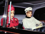 Королева Елизавета II (на снимке слева) прибывает в церковь св. Марии в Сэндрингэме на богослужение, которое провел кардинал Мерфи-О'Коннор