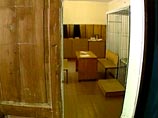 Местный криминальный авторитет и предприниматель находился под подпиской о невыезде, поэтому конвоиров РОВД в здании суда просто не было Местный криминальный авторитет и предприниматель находился под подпиской о невыезде, поэтому конвоиров РОВД в здании суда просто не было