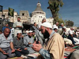 Мусульмане молятся на месте строительства мечети рядом с базиликой Благовещения в Назарете