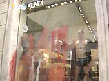 Ворвавшись в салон Fendi, где были выставлены шубы, зеленые расписали их красной краской из баллончиков