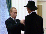 Михаил Боярский элегантно принял высокую награду, не снимая своей знаменитой черной шляпы
