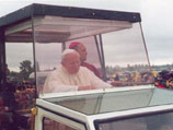 Иоанн Павел II в "папамобиле"