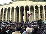Около 400 человек начали митинг у здания парламента Грузии, требуя от руководства страны вывода миротворческих сил из зоны грузино-абхазского конфликта