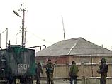 Милиционер и двое военнослужащих федеральных сил погибли, девять человек были ранены в Чечне при обстреле боевиками зданий администрации и военной комендатуры райцентра Ведено