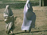 При талибах специальное министерство следило, чтобы женщины появлялись на улицах закутанными с головы до ног...