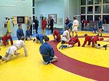 В школе тренируются самбисты, дзюдоисты, каратисты и даже экзотические борцы сумо